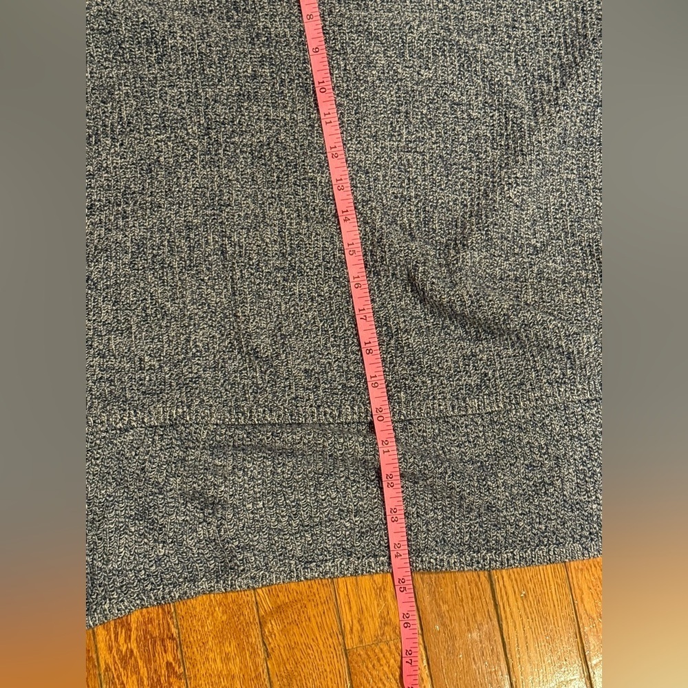 Old Navy Women's V-Neck Sweater - Picture 5 of 5